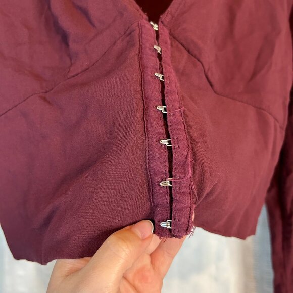 V-Neck Clasp Cropped Shirt Womens Sz Medium - Picture 4 of 10